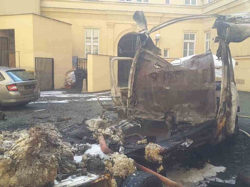 Exploze acetylenové láhve zcela rozmetala dodávku a poškodila i vedle stojící auto a budovu univerzity.