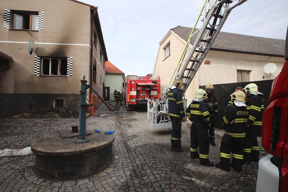 V obci Březnice na Příbramsku údajně v rodinném domku vybuchla PB lahev. Popálené dítě bylo letecky transportováno do nemocnice