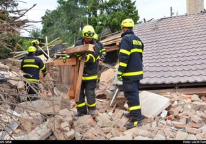 Hasiči prohledávali celou noc sutiny domů, který se v Českém Těšíně zřítil 30. srpna k zemi. Příčina výbuchu je zatím neznámá. Jeden těžce popálený muž (60) skončil v nemocnici.