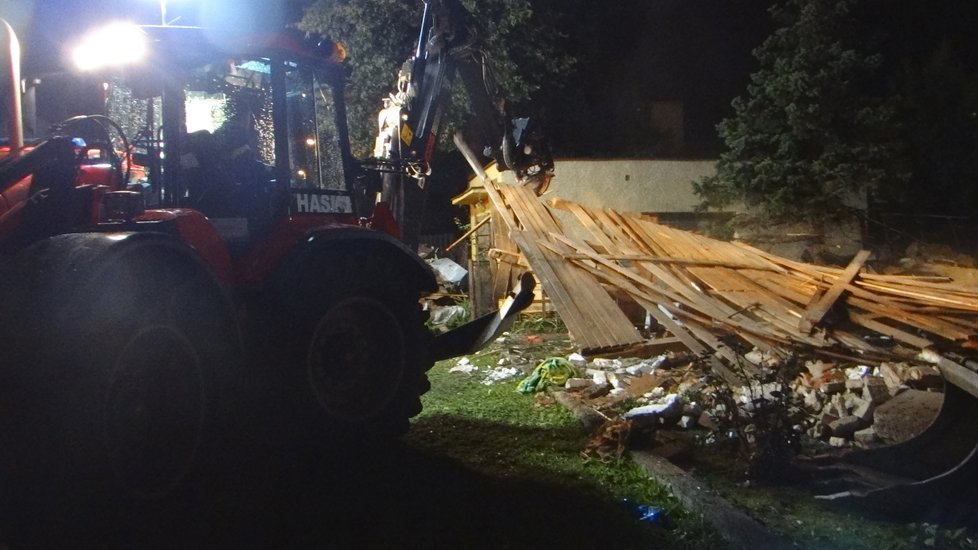 Hasiči prohledávali celou noc sutiny domu, který se v Českém Těšíně zřítil 30. srpna k zemi. Příčina výbuchu je zatím neznámá. Jeden těžce popálený muž (60) skončil v nemocnici.