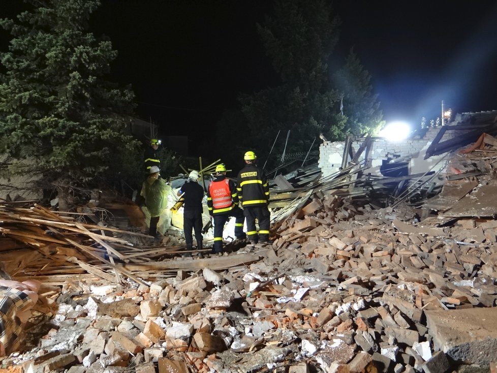 Hasiči prohledávali celou noc sutiny domu, který se v Českém Těšíně zřítil 30. srpna k zemi. Příčina výbuchu je zatím neznámá. Jeden těžce popálený muž (60) skončil v nemocnici.