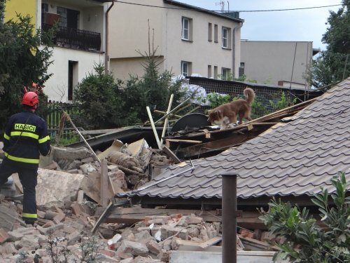 Hasiči prohledávali celou noc sutiny domu, který se v Českém Těšíně zřítil 30. srpna k zemi. Příčina výbuchu je zatím neznámá. Jeden těžce popálený muž (60) skončil v nemocnici.