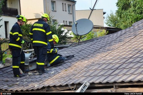 Hasiči prohledávali celou noc sutiny domu, který se v Českém Těšíně zřítil 30. srpna k zemi. Příčina výbuchu je zatím neznámá. Jeden těžce popálený muž (60) skončil v nemocnici.