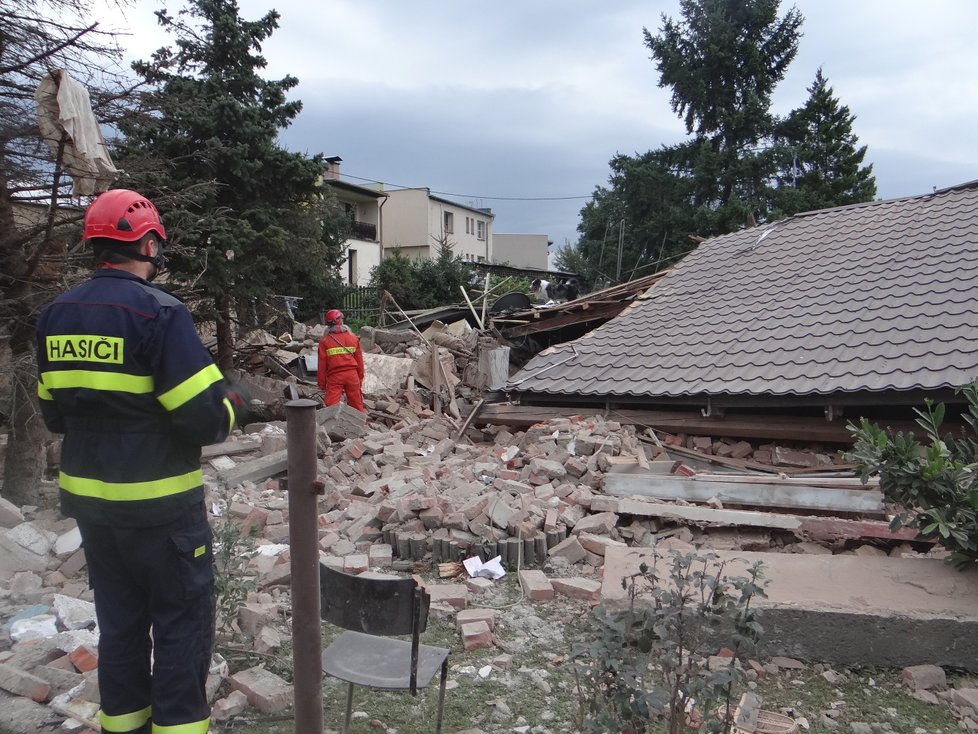 Hasiči prohledávali celou noc sutiny domu, který se v Českém Těšíně zřítil 30. srpna k zemi. Příčina výbuchu je zatím neznámá. Jeden těžce popálený muž (60) skončil v nemocnici.