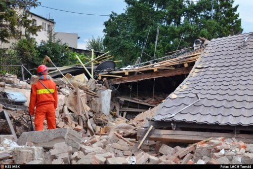 Hasiči prohledávali celou noc sutiny domů, který se v Českém Těšíně zřítil 30. srpna k zemi. Příčina výbuchu je zatím neznámá. Jeden těžce popálený muž (60) skončil v nemocnici.