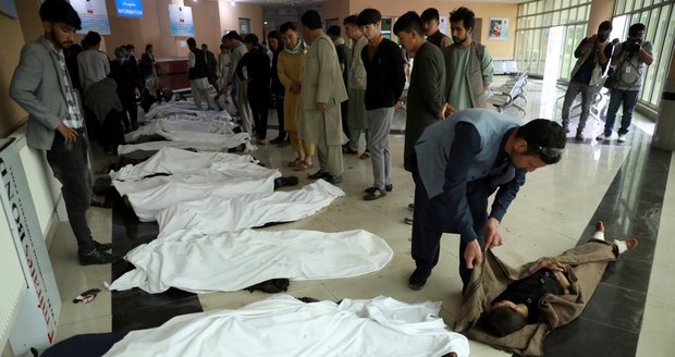 Série výbuchů u dívčí školy v Kábulu: Nejméně 55 obětí a 150 zraněných, umíraly děti