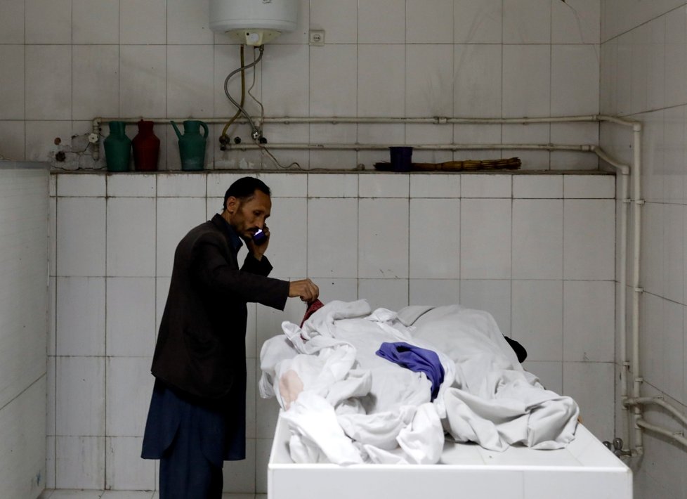 Po explozích u školy v Kábulu zemřelo nejméně 40 lidí (8. 5. 2021).