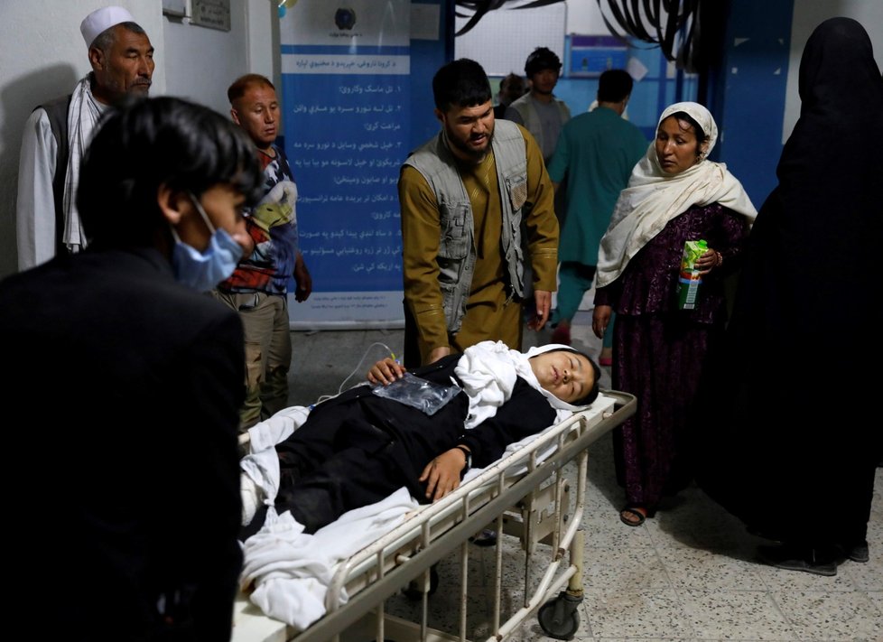 Po explozích u školy v Kábulu zemřelo nejméně 40 lidí (8. 5. 2021).