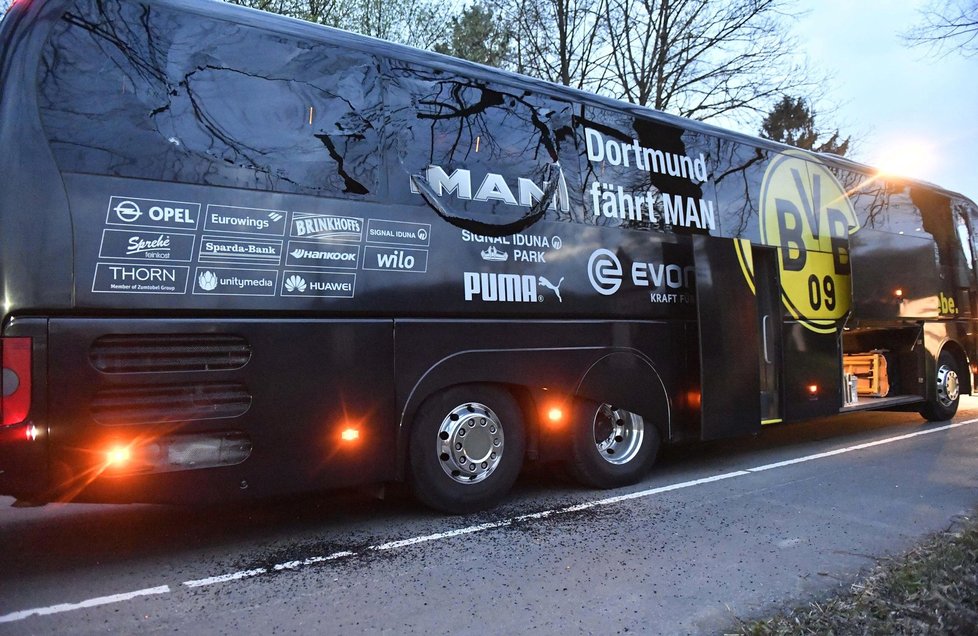 Exploze u autobusu fotbalového klubu Borussia Dortmund: Zraněn byl fotbalista Bartra i policista.