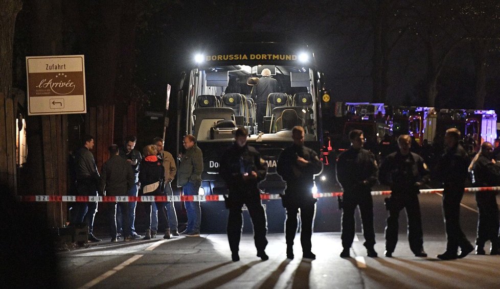 Exploze u autobusu fotbalového klubu Borussia Dortmund: Zraněn byl fotbalista Barta i policista.