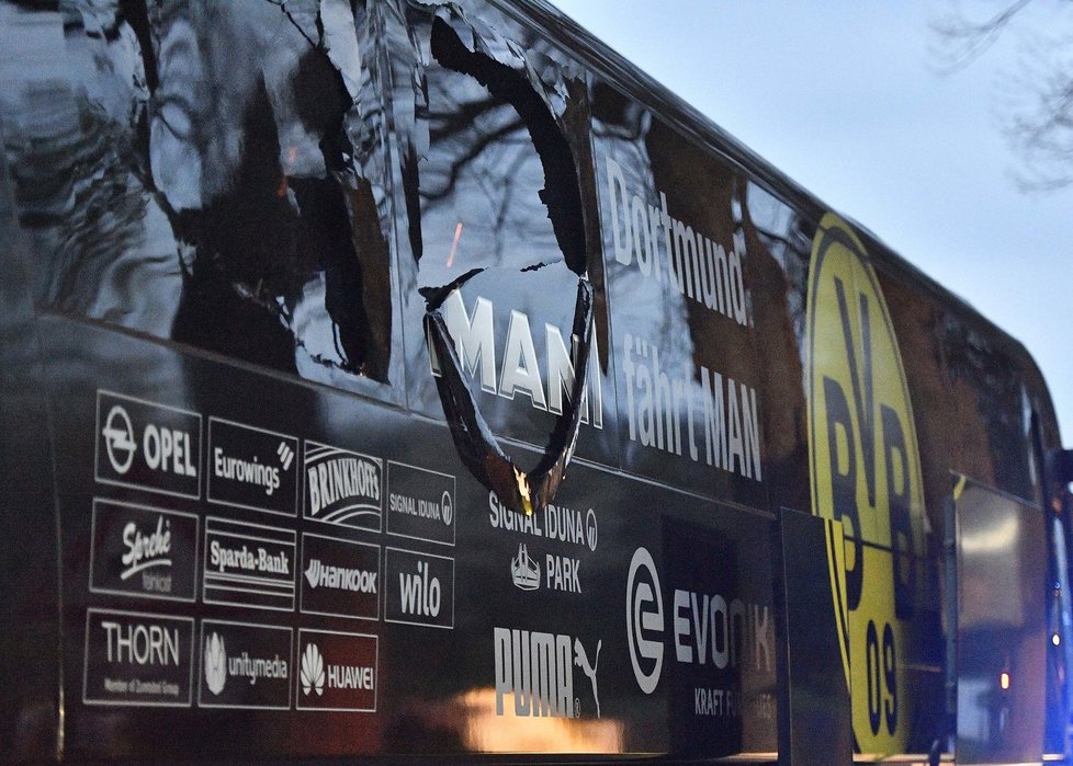 Exploze u autobusu fotbalového klubu Borussia Dortmund: Zraněn byl fotbalista Bartra i policista.