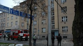 Výbuch plynu v centru Hradce Králové si vyžádal jednu oběť a šest zraněnený. Zničil dvě patra činžovního domu