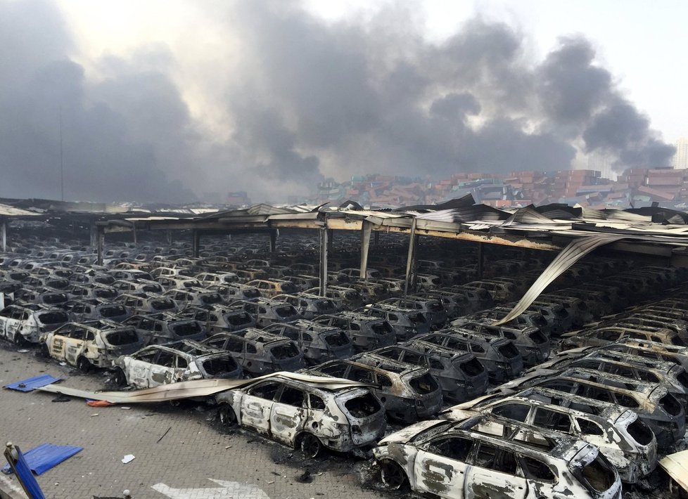 Obraz zkázy: Masivní exploze v čínském přístavu Tchien-ťin si vyžádala desítky obětí a stovky zraněných.