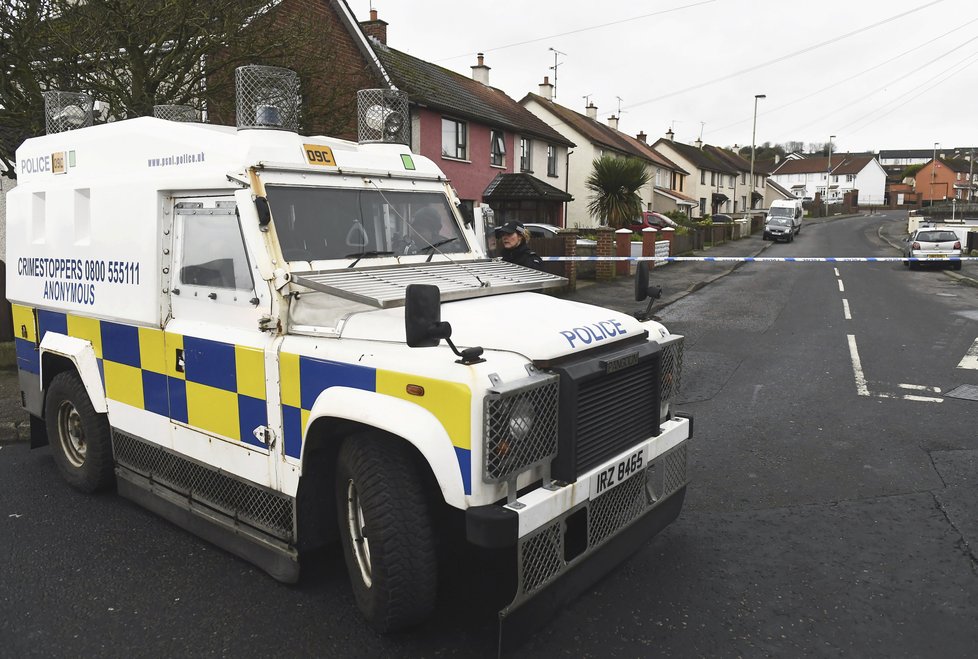 Maskovaní muži v severoirském Londonderry unesli dvě vozidla, do nichž umístili výbušniny. Policisté je řízeně zlikvidovali.