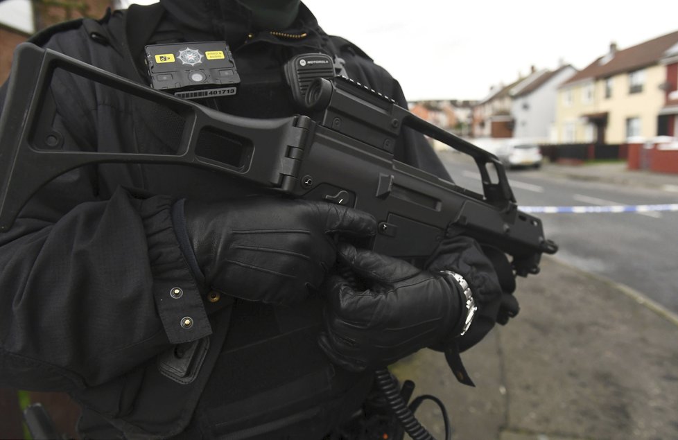Maskovaní muži v severoirském Londonderry unesli dvě vozidla, do nichž umístili výbušniny. Policisté je řízeně zlikvidovali.