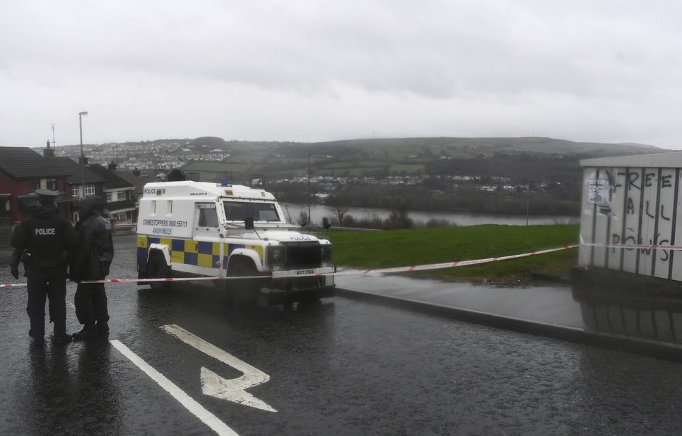 Maskovaní muži v severoirském Londonderry unesli dvě vozidla, do nichž umístili výbušniny. Policisté je řízeně zlikvidovali.