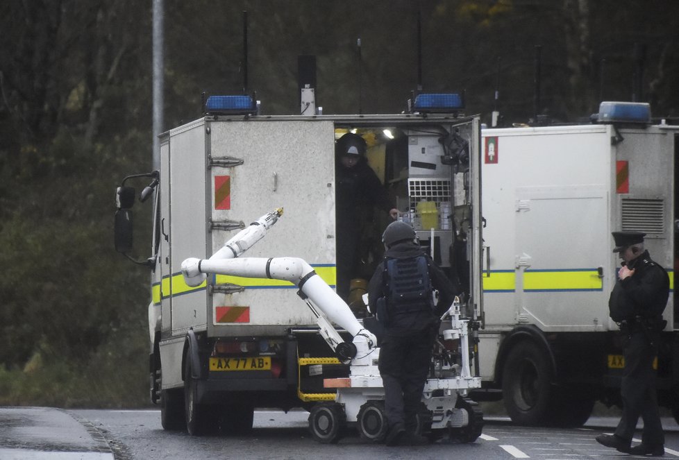 Maskovaní muži v severoirském Londonderry unesli dvě vozidla, do nichž umístili výbušniny. Policisté je řízeně zlikvidovali.