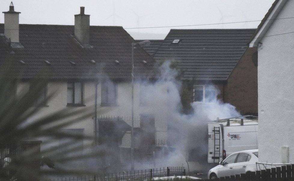 Maskovaní muži v severoirském Londonderry unesli dvě vozidla, do nichž umístili výbušniny. Policisté je řízeně zlikvidovali.