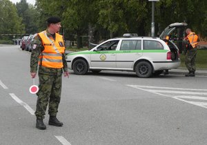 Vyšetřování loňského výbuchu granátu při cvičení u Vyškova  vojenská policie odložila. Při explozi se tři lidé zranili.