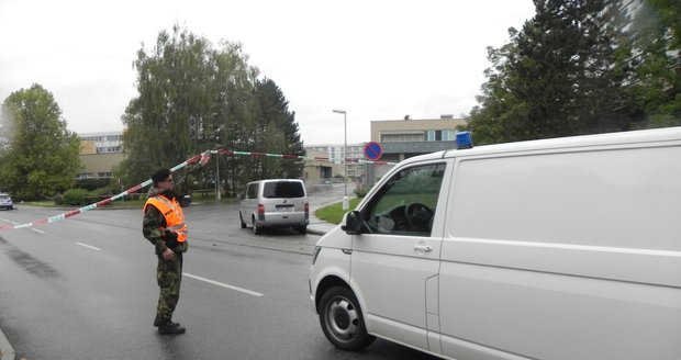 Vojenská policie v úterý neprodyšně uzavřela prostor kolem vojenské akademie. Ve středu se do areálu vrátil běžný pracovní režim. Nepřístupné zůstává pouze místo, kde došlo k výbuchu