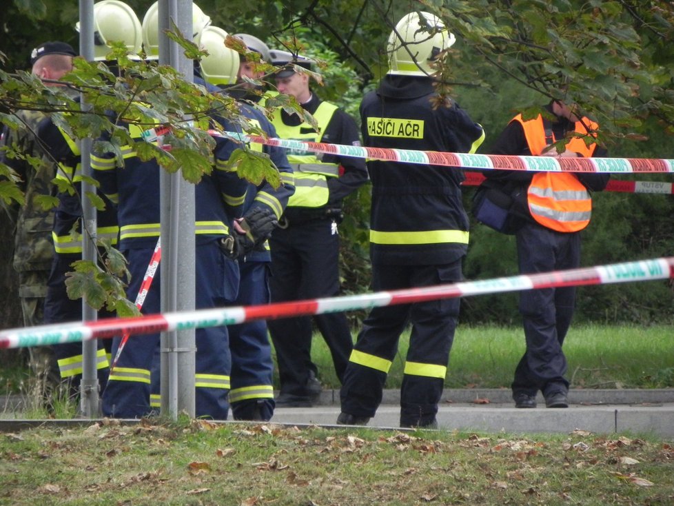 Na místě jsou od rána také hasiči a státní policisté