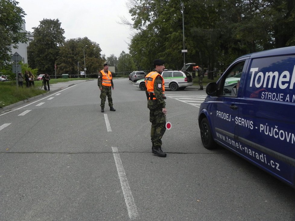 Vojenská policie odkláněla dopravu ze silnice vedoucí kolem ubytovny a areálu vojenské akademie