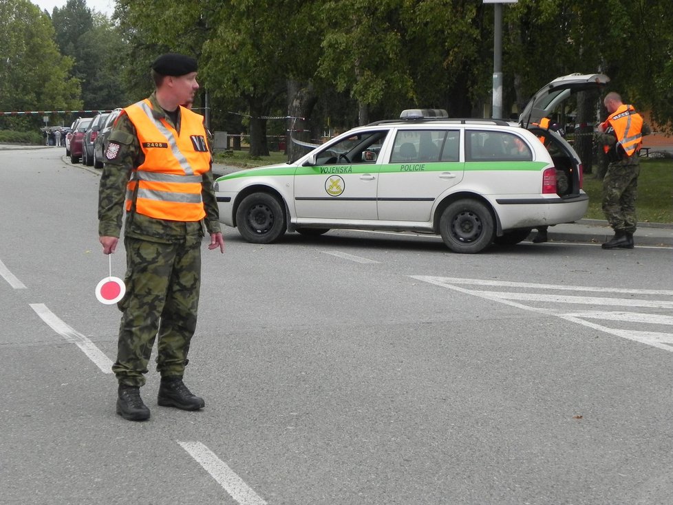 Vojenská policie odklání dopravu ze silnice vedoucí kolem ubytovny a areálu Vojenské akademie.