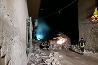 Výbuch, pak kolaps a plameny: Po zřícení budovy na Sicílii 9 mrtvých, včetně těhotné ženy