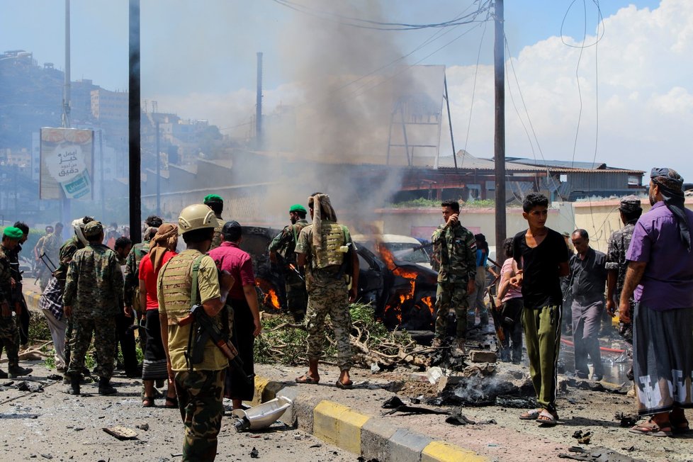 Výbuch v Adenu. Na místo se hned seběhli místní i policie (10. 10. 2021)