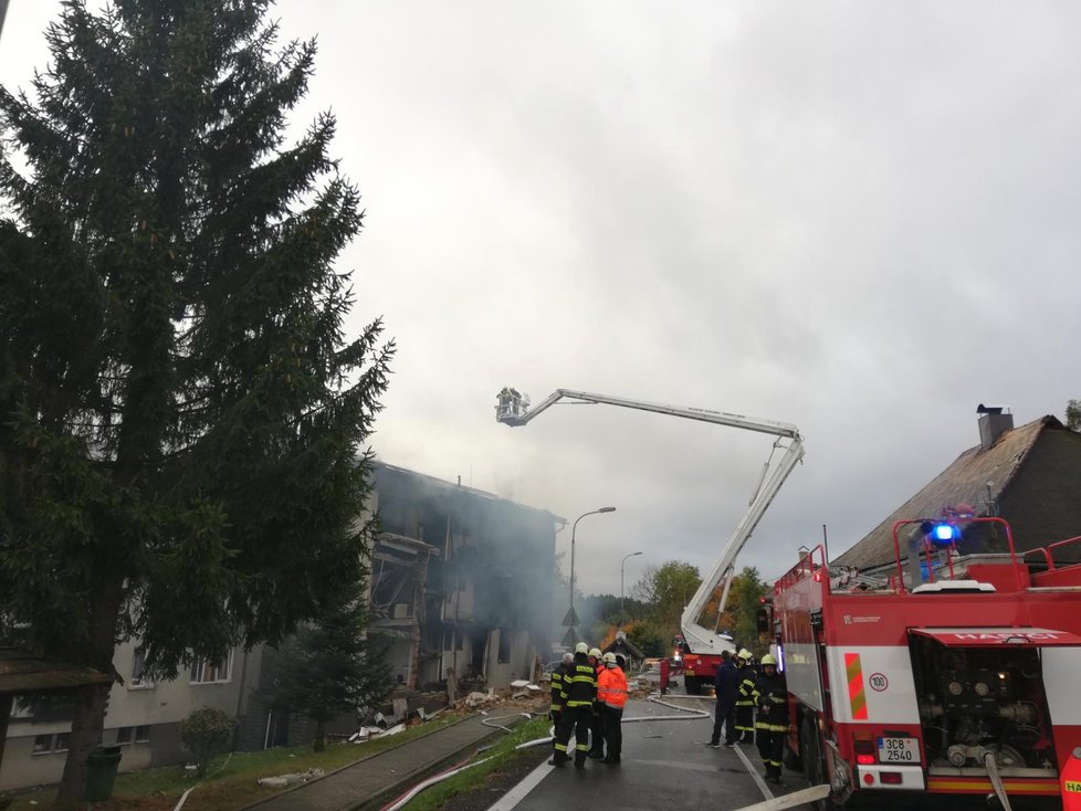 Dům v Lenoře vyhodil do vzduchu neznámý pachatel: Na chodbě byl benzin a bomby!