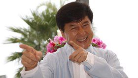 Vyhrožování násilím, řízení v opilosti, sex s prostitutkami: Jackie Chan prozradil úlety v autobiografii