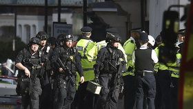 Britská policie zadržela podezřelého z útoku v londýnském metru. A pátrá dál