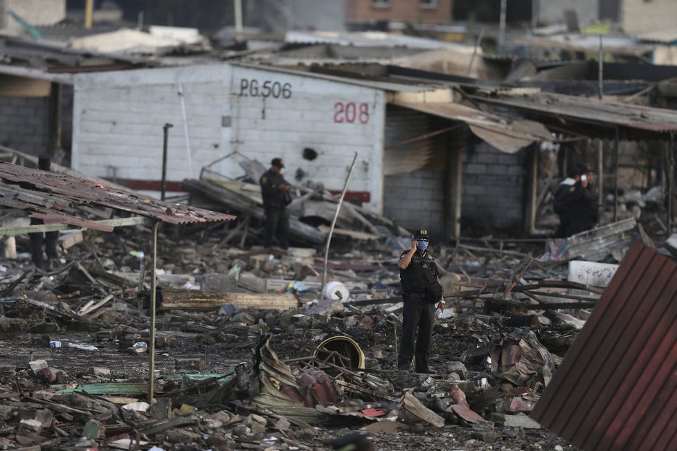 Loni výbuch pyrotechniky zlikvidoval tržnici v Mexico City.