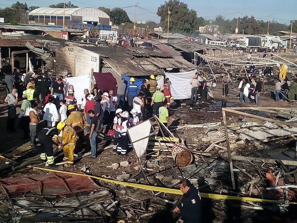 Loni výbuch pyrotechniky zlikvidoval tržnici v Mexico City.