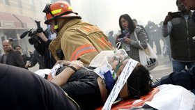 Záchranáři do hodiny po výbuchu vyprostili 16 zraněných