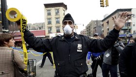 Policista uklidňuje veřejnost, která se přišla na místo neštěstí podívat