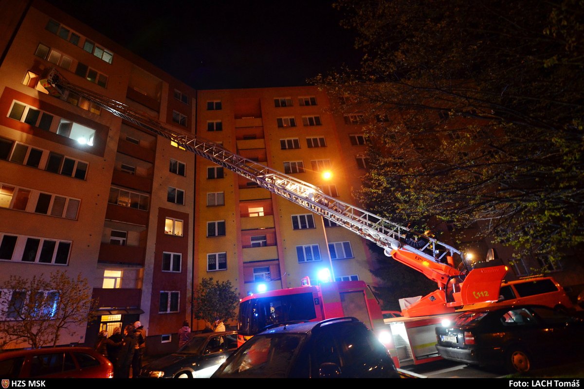 Hasiči přijížděli k hořícímu bytu před 3. hodinou ranní.