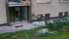 Blízké domy mají po výbuchu vytlučená okna
