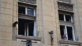 V tomto bytě v prvním patře k výbuchu došlo. Tlaková vlna rozbila okna, vánoční stromek málem vymrštila na ulici
