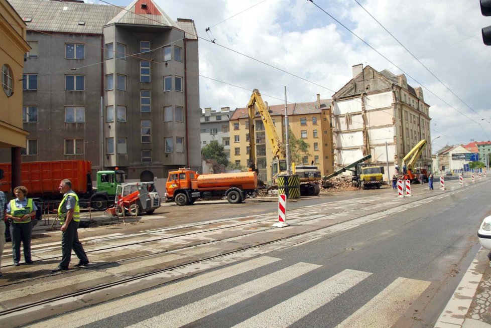 Výbuch plynu 21. června 2004 v Tržní ulici v Brně zabil 4 lidi. Město pak nechalo narušený dům strhnout.