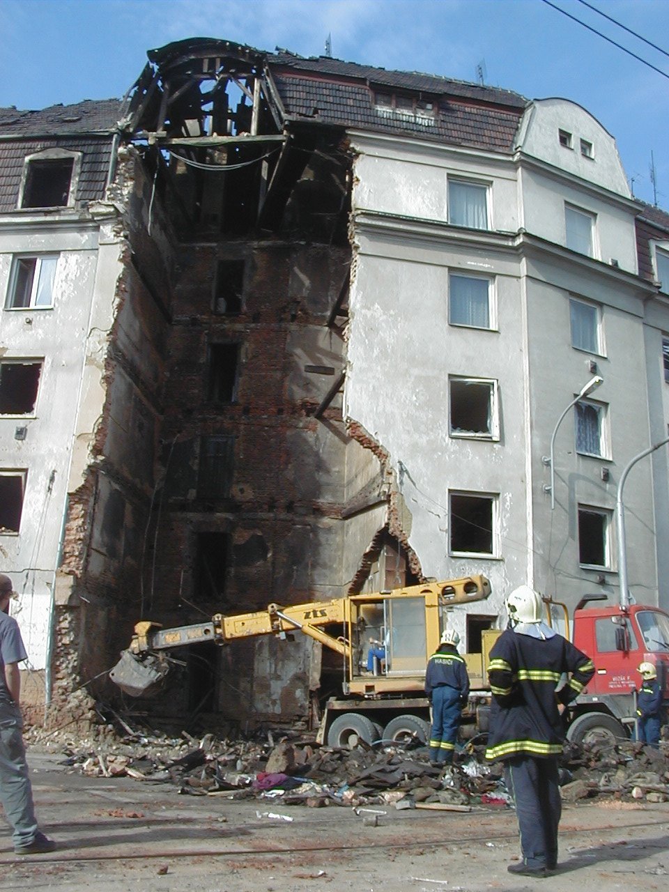 Výbuch plynu 21. června 2004 v Tržní ulici v Brně zabil 4 lidi. Město pak nechalo narušený dům strhnout.