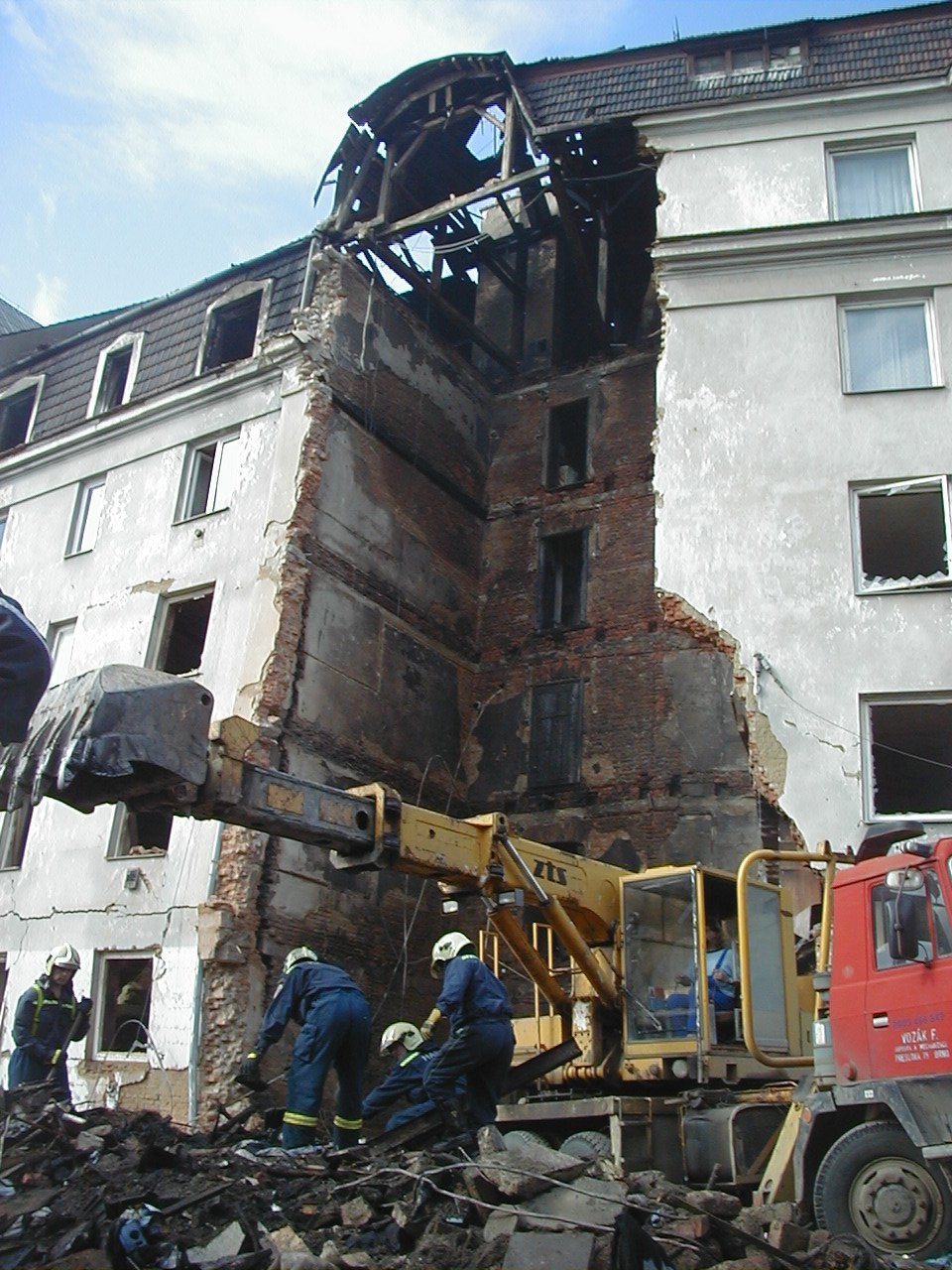 Výbuch plynu 21. června 2004 v Tržní ulici v Brně zabil 4 lidi. Město pak nechalo narušený dům strhnout.