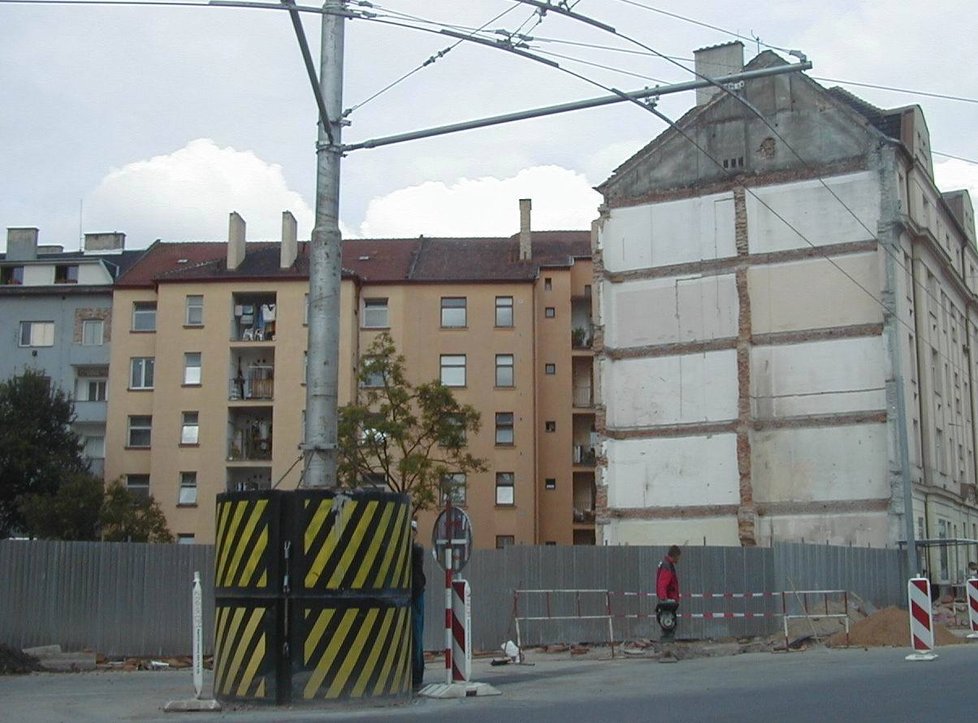 Výbuch plynu 21. června 2004 v Tržní ulici v Brně zabil 4 lidi. Město pak nechalo narušený dům strhnout.