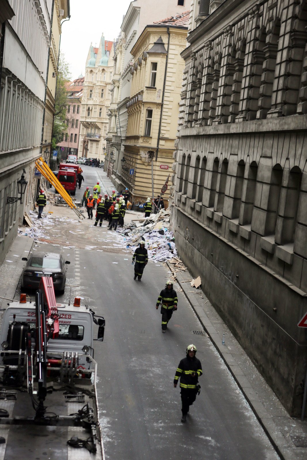 Suť a prkna po explozi v Divadelní ulici. Plyn se zřejmě pod domem v podzemí hromadil ze starého ztrouchnivělého potrubí. Prvotní odhad škody je neuvěřitelných 10 milionů Kč!