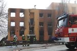 Při výbuchu domu ve Frenštátě pod Radhoštěm zemřelo pět lidí, včetně tří dětí, a také muž, který výbuch způsobil. Manželé, kteří během neštěstí utrpěli vážné popáleniny, jsou již mimo ohrožení života.