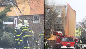 Silně poškozený dům, v němž je šest bytů, hasiči stále dohašují.