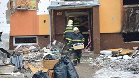 Příbuzní rodin a hasiči vynášeli ze zničeného domu zbytky osobních věcí a cenností