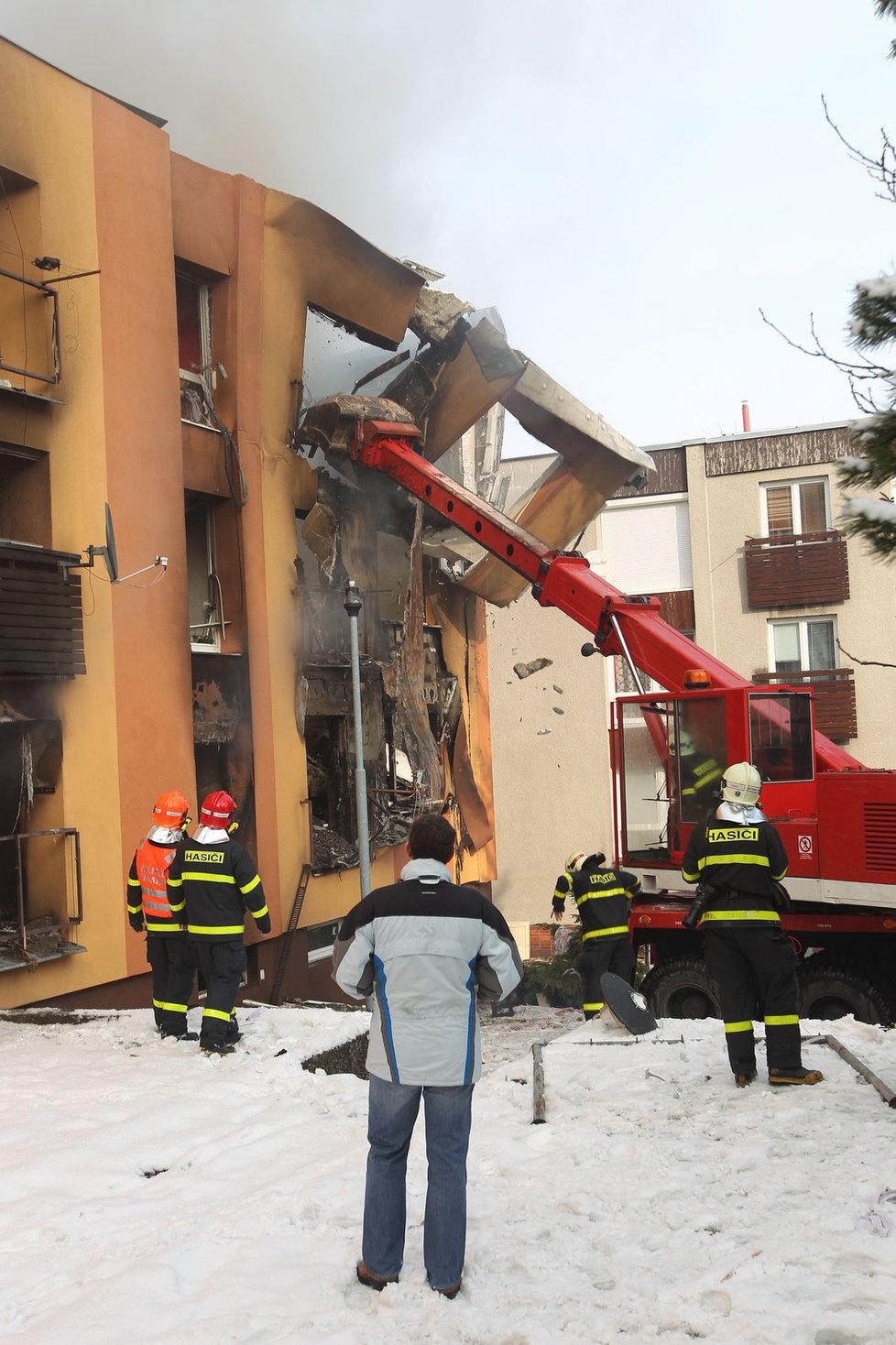 Hasiči postupně strhli všechny obvodové zdi, jedna z nich při pádu lehce poškodila vedlejší dům.