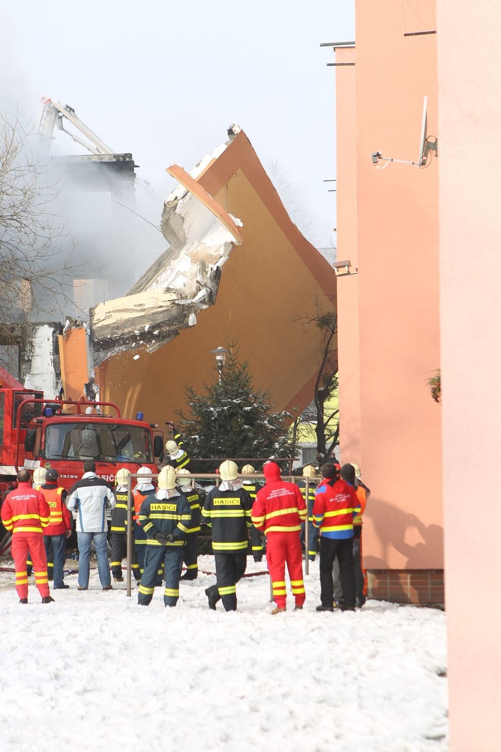 Hasiči strhli postupně všechny obvodové zdi.