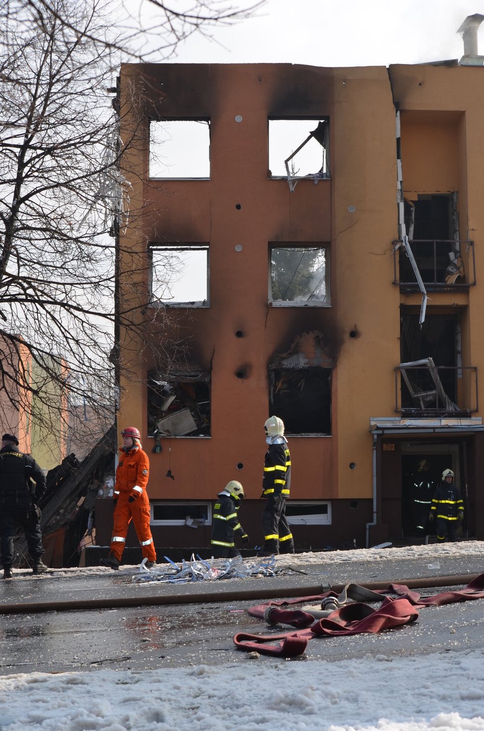 Dům zůstal po explozi vážně poškozen.